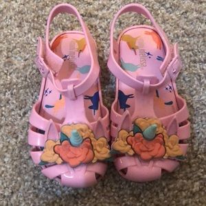 Pink sandals with unicorn horns